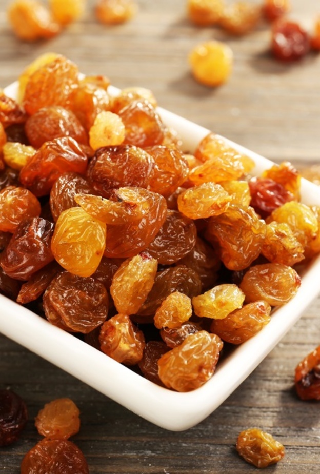 يمتاز الزبيب الاصفر بالعديد من الفوائد الصحية المهمة