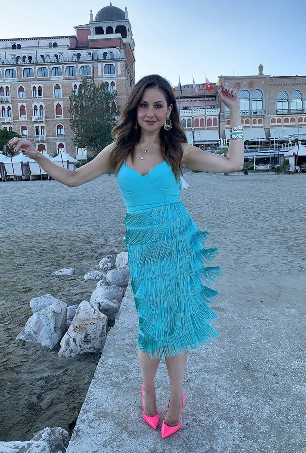 نسّقت مع اللوك حذاء باللون الفوشيا من Christian Louboutin