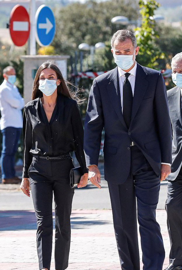  بدت أنيقة بتوب أسود نسقته مع سروال كلاسيكي اسود