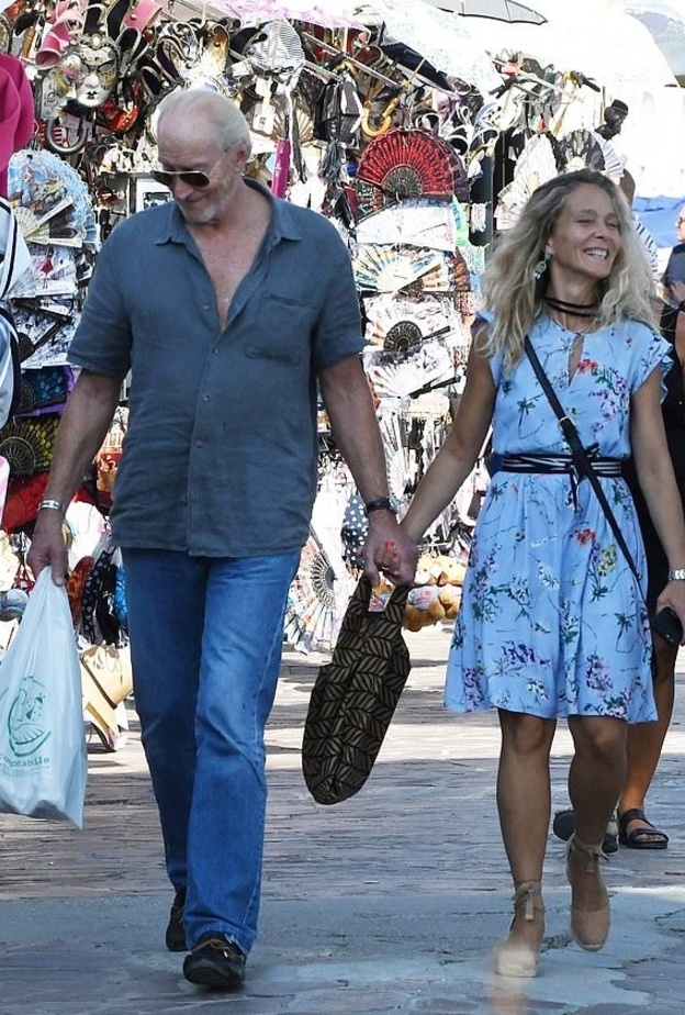 تشارلز دانس نجم Game Of Thrones وإليساندرا في نزهة رومانسية في شوارع البندقية