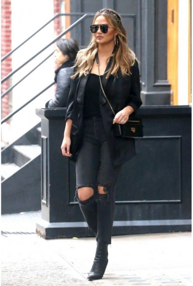 لوك شبابي باللون الأسود نسقته كريسي تيغن