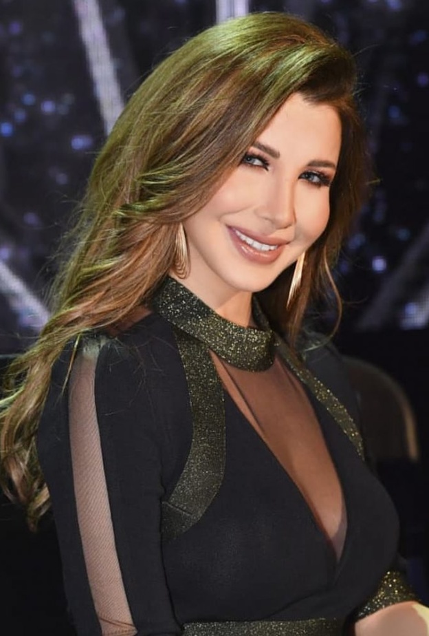 مكياج يناسب فستان باللون الاسود مع احمر الشفاه البني من وحي اطلالة نانسي عجرم