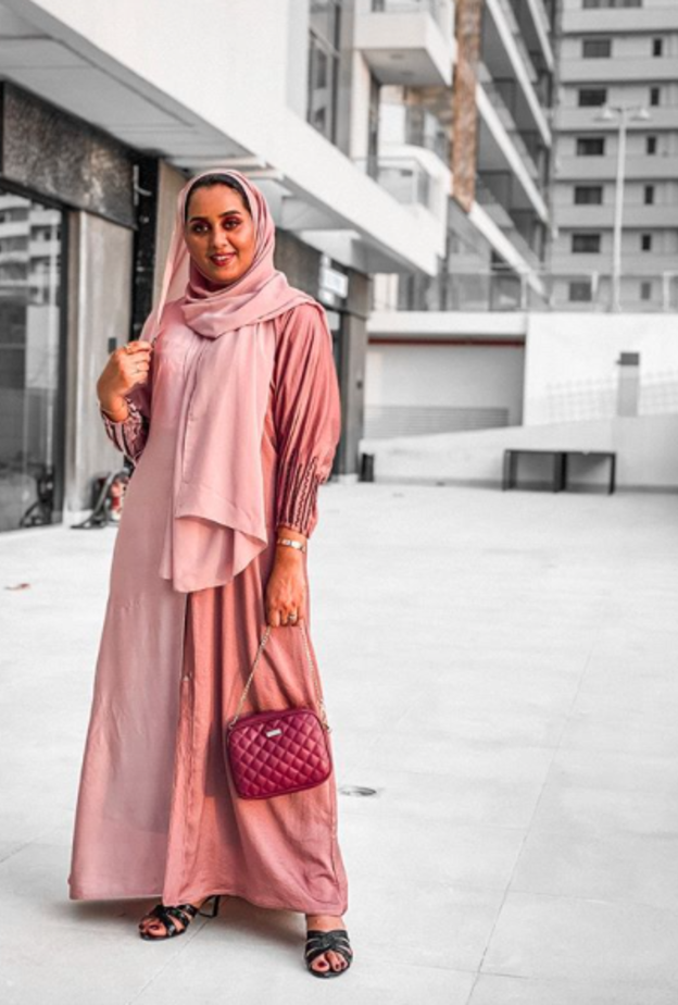 الزهري االأنثوي باطلالة جذابة وناعمة تألقت فيها آلاء البلوشي