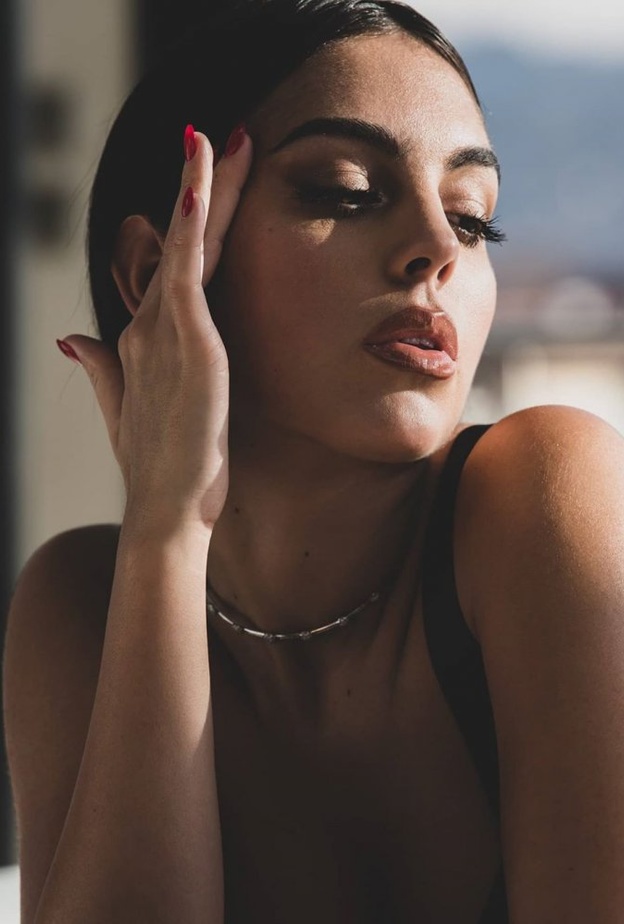 استوحي من جورجينا رودريغيز المكياج البرونزي 