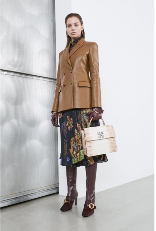 اطلالة للعمل من Off-White 