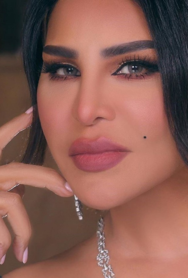  اعتمدي أحمر الشفاه باللون الزهري على طريقة أحلام