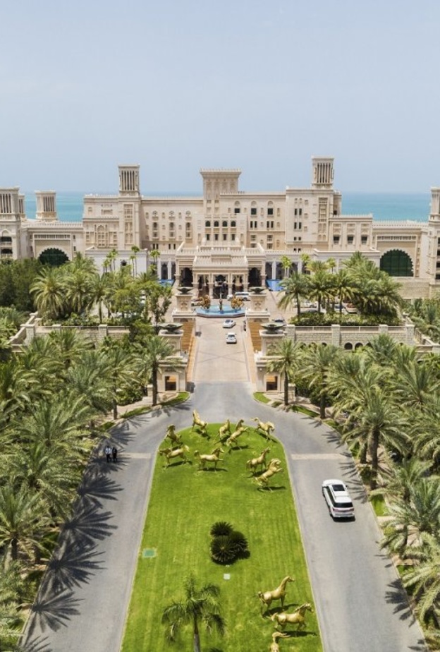 الباحةالخارجية للفندق