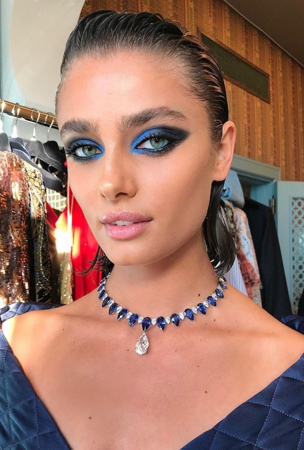 صيحات النجمات الجمالية  مثل Taylor Hill بإطلالة جمالية قوية وملفتة