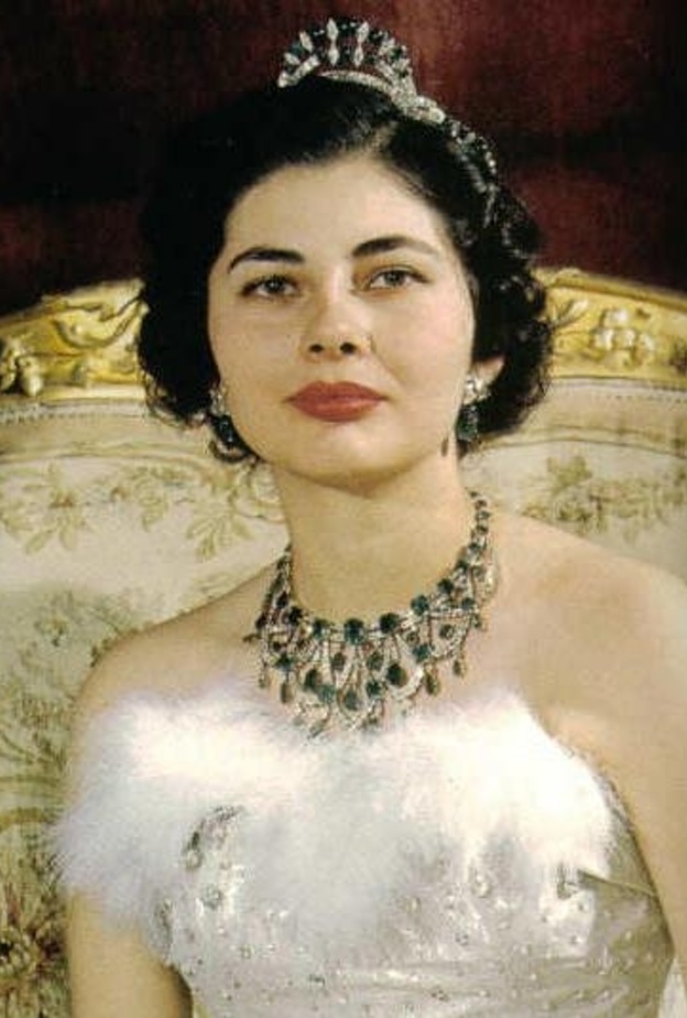 قصة "الأميرة ذات العيون الحزينة".. التي كان يهدي لها شاه إيران كل يوم جوهرة 