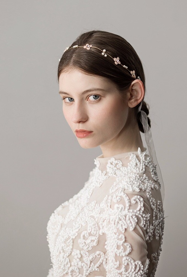 تسريحات عصرية للعروس مزينة بالإكسسوارات الناعمة 