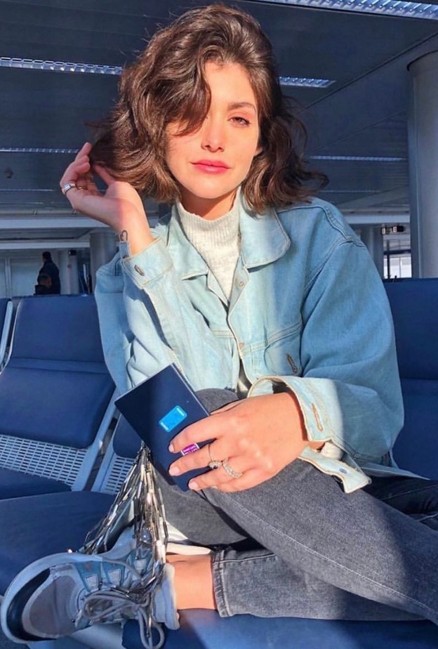  تنسيق الدينيم للمطار على طريقة اطلالات نور عريضة 