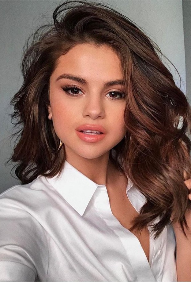  تسريحات شعر عصرية وويفي من اطلالات سيلينا غوميز