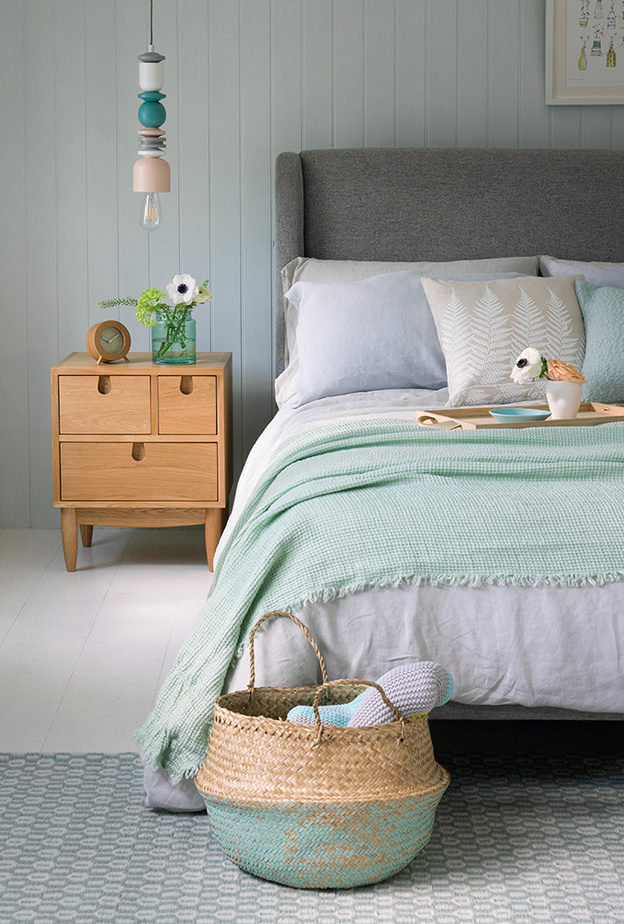  الأزرق مع الأخضر الباستيل في ديكور غرفة نوم يعكسان الهدوء والرومانسية