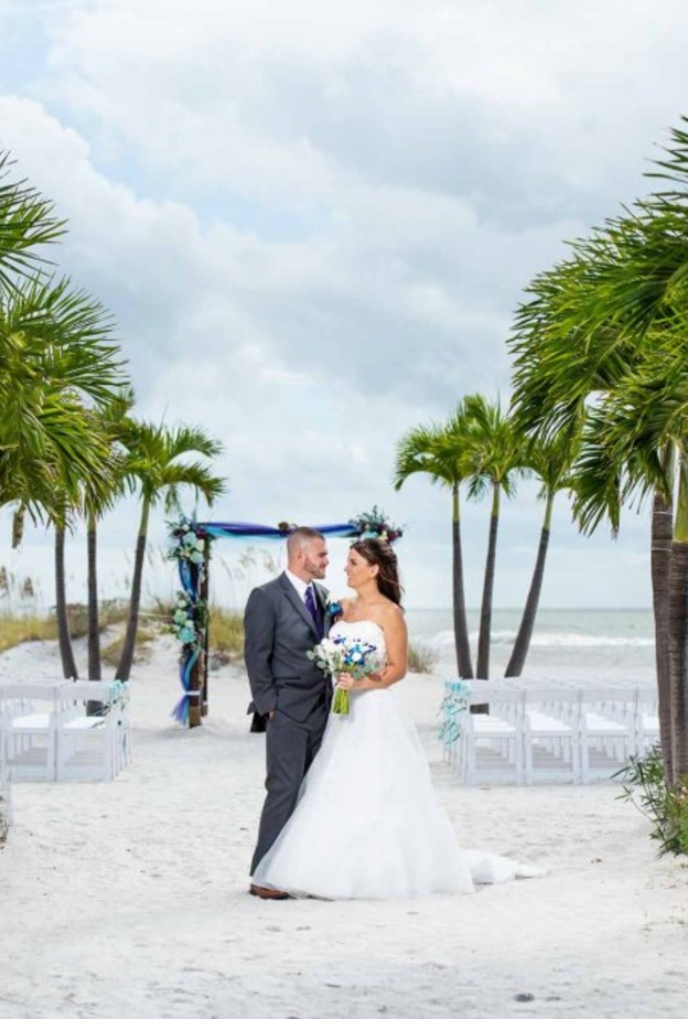 اجمل الصور مع زوجك بثيم الزفاف بنخلة الصحراء