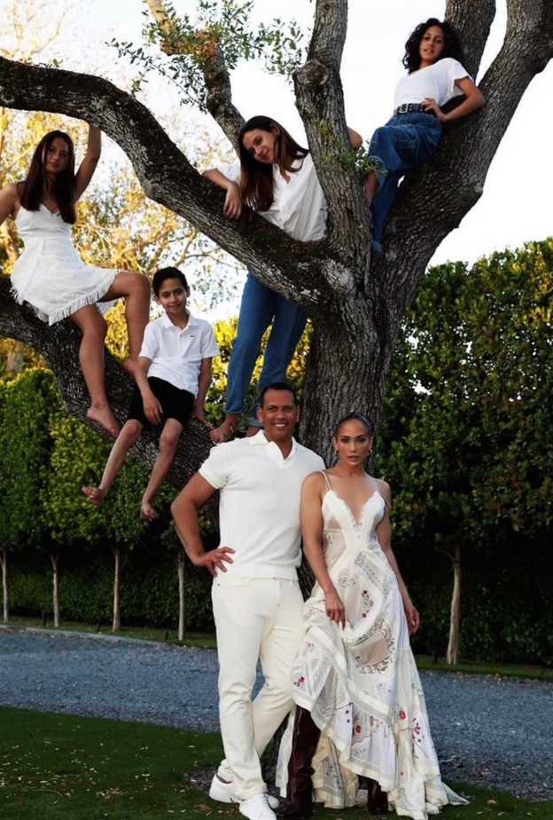 جينيفر لوبيز تحتفل بيوم العمال مع خطيبها أليكس وأولادهما