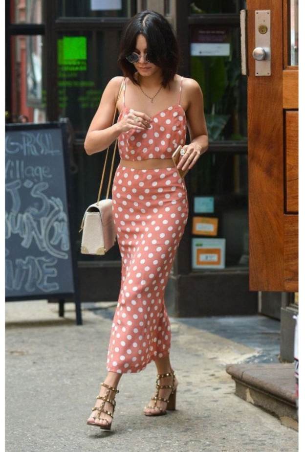  نسقت فانيسا هادجنز لوك عصري في التنورة المنقطة