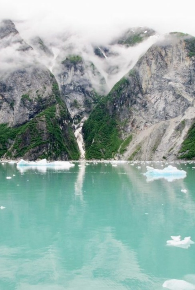 مشهد ساحر من مضيق ترايسي آرم في آلاسكا