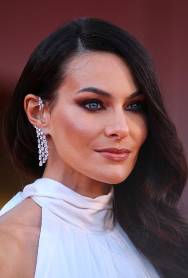  باولا توراني ترتدي أقراط من ميسيكا Messika