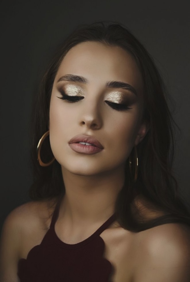 مكياج عيون براق وذهبي لسهرات صيف 2020