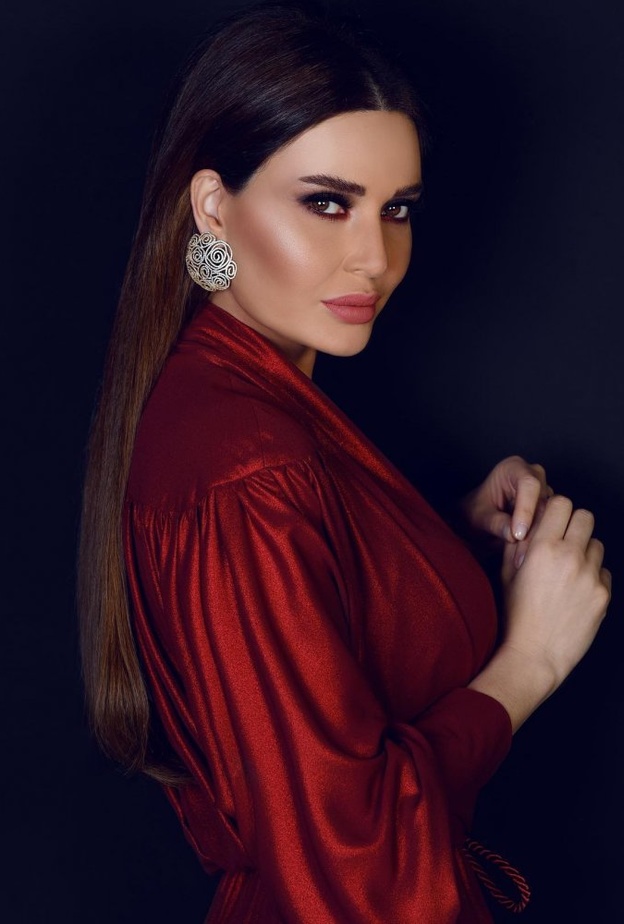 تسريحات شعر ناعمة ومالسة مع الفرق الوسطي مستوحاة من اطلالات سيرين عبدالنور