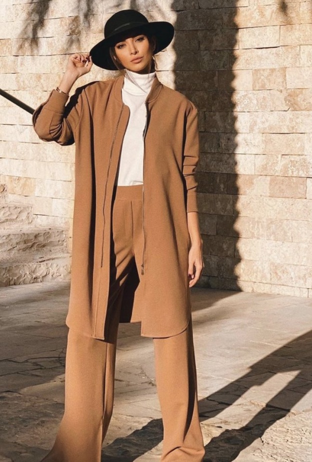 تنسيق اطلالات خريفية بدرجات الكاميل للمشاوير الصباحية