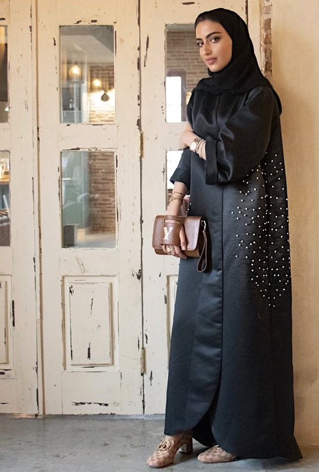  تنسيق اطلالات بالعبايات مع اللؤلؤ من وحي يارا النملة