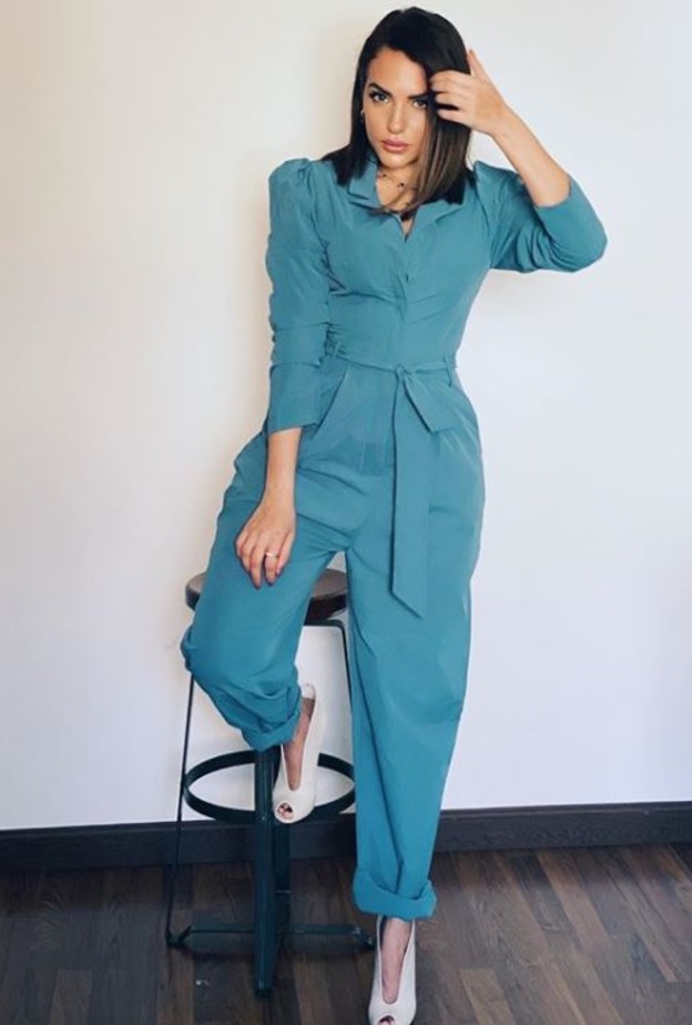 طريقة تنسيق جمبسوت باللون الازرق على طريقة الفاشينيستا آرام قباني