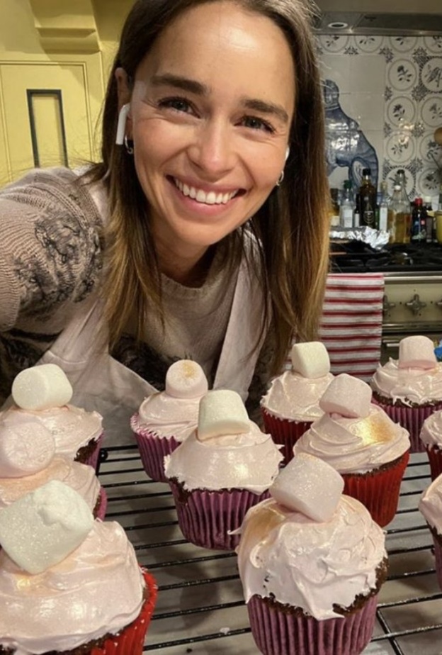 لا تزال إميليا كلارك تصنع الحلويات حتى بعد انتهاء الحجر الصحي