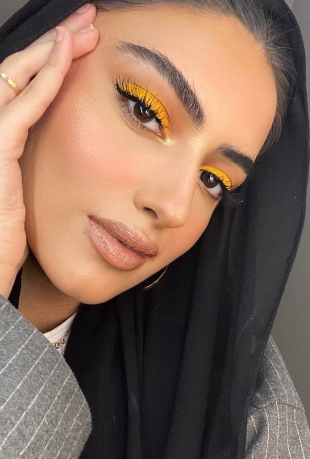 خطوات تطبيق المكياج الملون بدرجات الأصفر