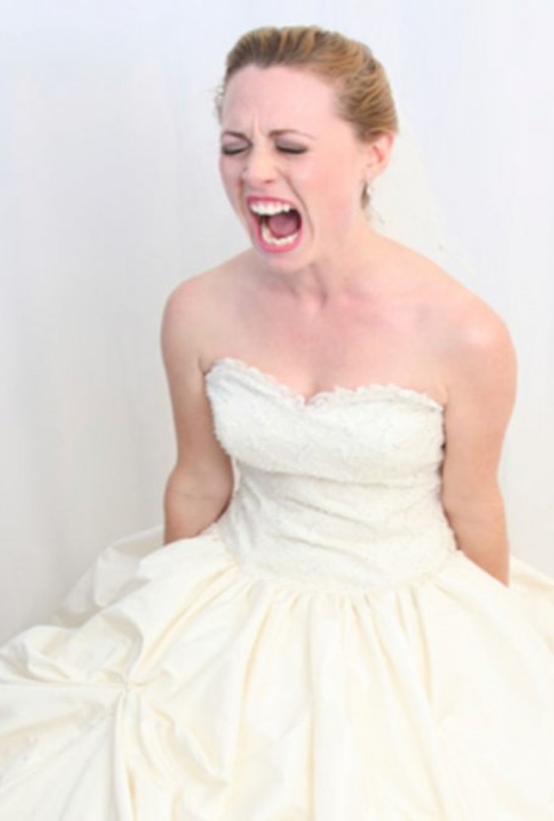 تشاجرت العروس مع احد المعازيم الذي حاول افساد حفلها