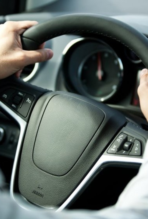 أخطاء كارثية يجب تجنبها أثناء قيادة السيارة
