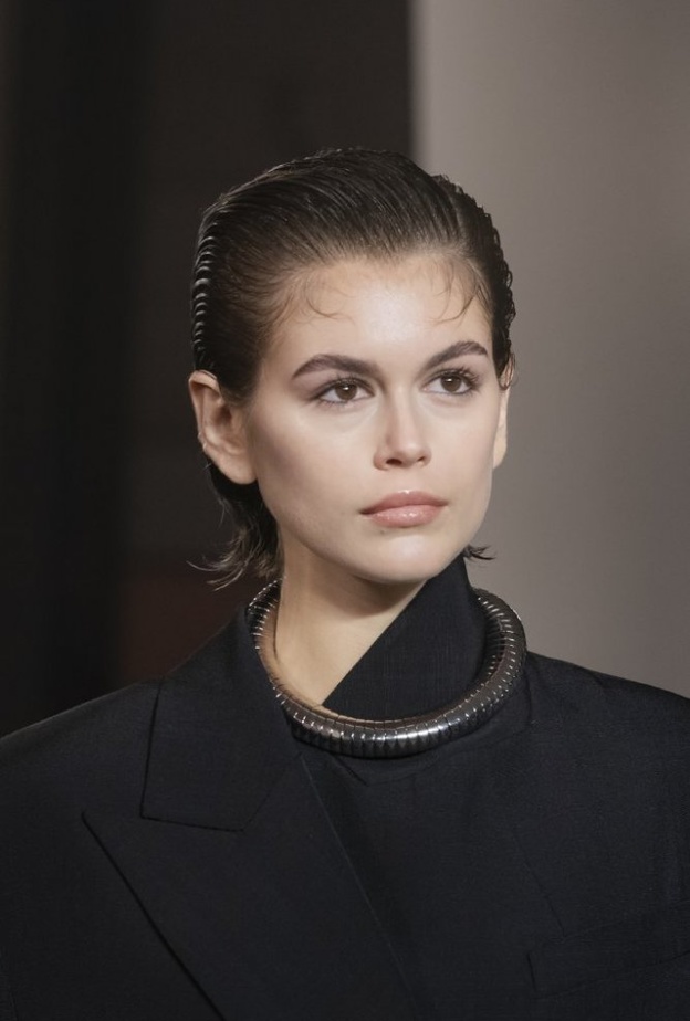  تسريحات شعر كاريه مسحوبة الى الخلف من دار Proenza Schouler