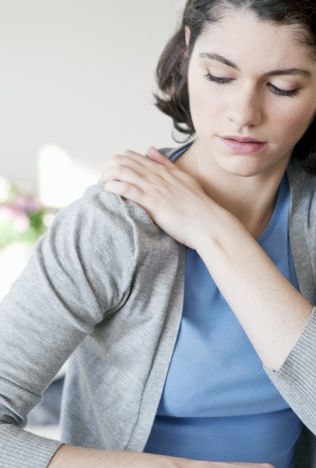 الام الكتف ناتجة عن عوامل حياتية واسباب مرضية