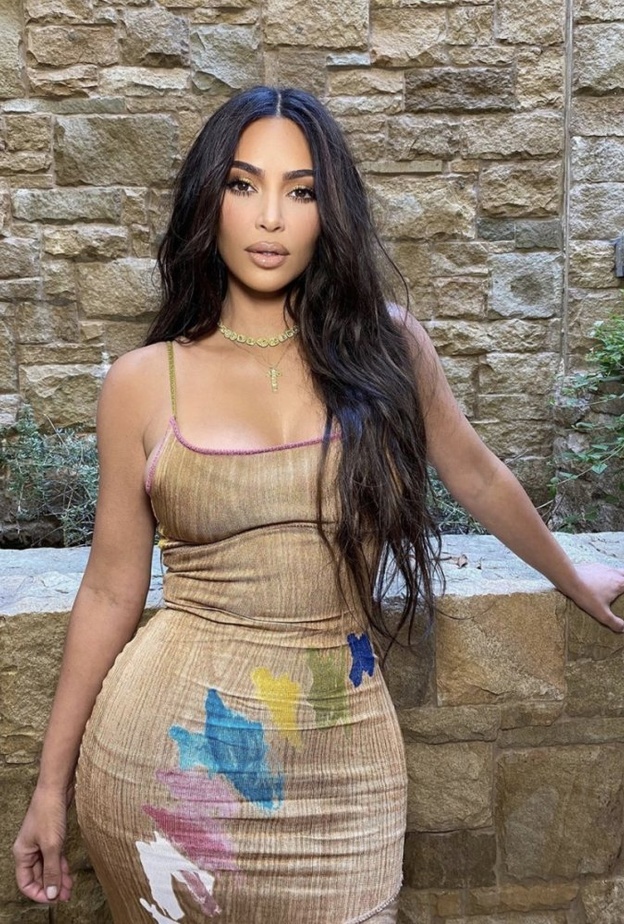  فستان صيفي معرق من اطلالات كيم كارداشيان