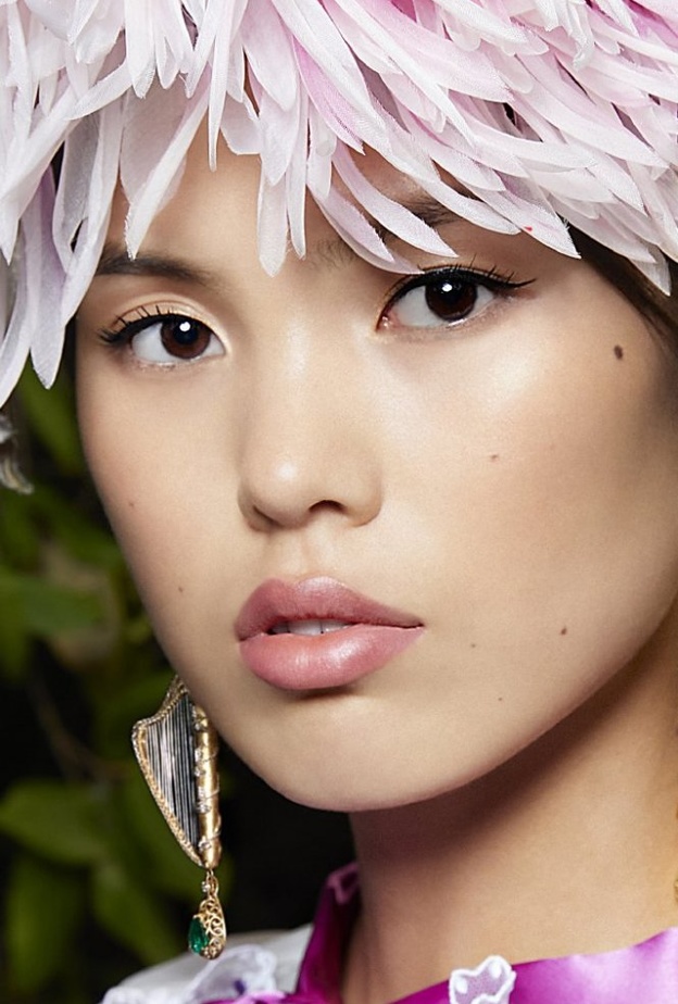 إطلالة جمال آسرة تُبرز الأنوثة المتأنقة بكواليس عروض الأزياء لدار  Dolce&Gabbana "ألتا مودا" فلورنسا