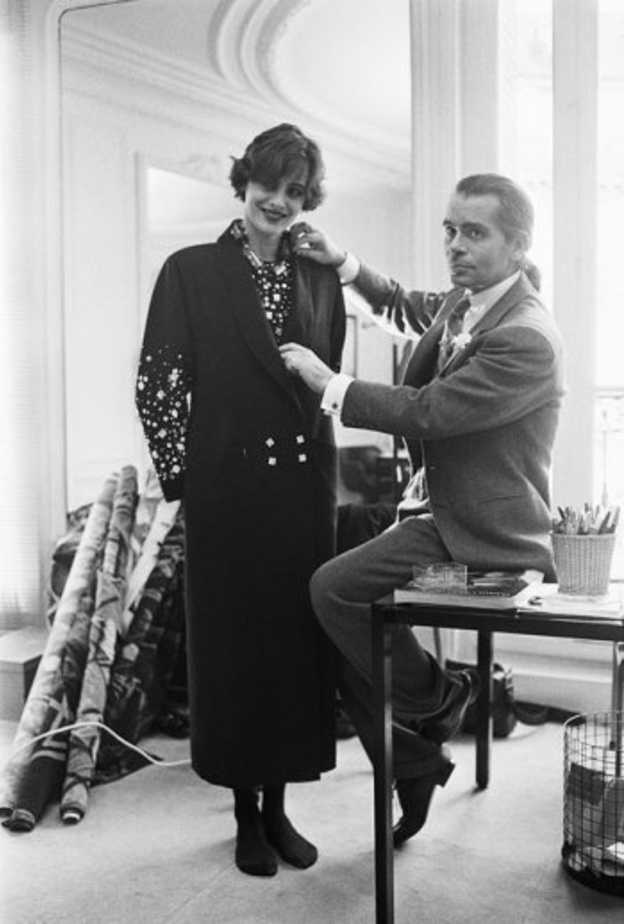  كارل لاغيرفيلد يضع اللمسات النهائية على أحد التصاميم