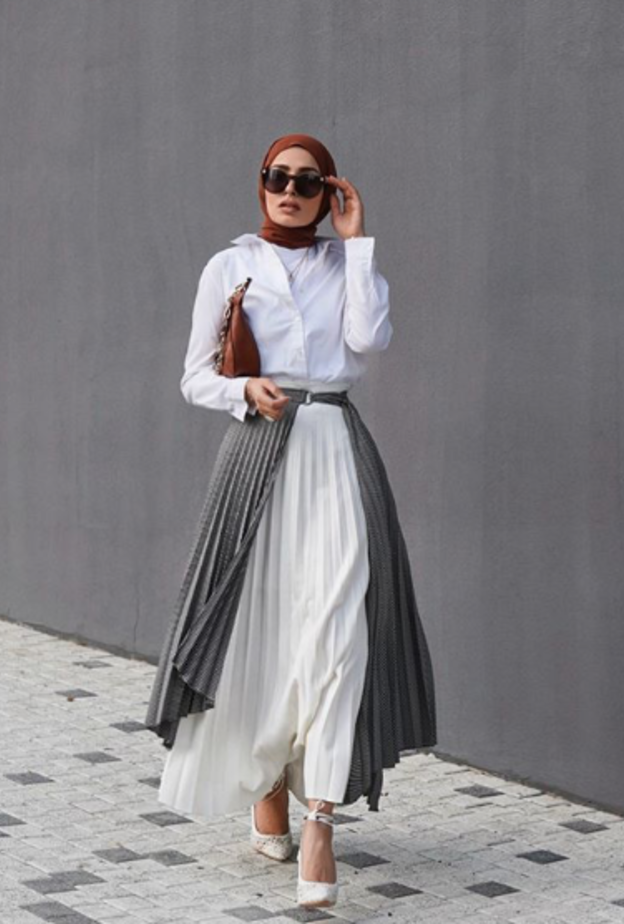  تنسيق القميص الأبيض مع التنورة على طريقة سمر شاكر