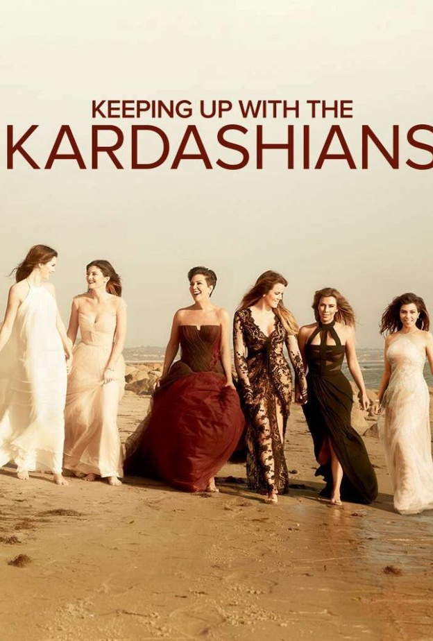 اطلالات الاخوات كارداشيان في صورة الموسم الثامن بفساتين سهرة أنيقة طويلة