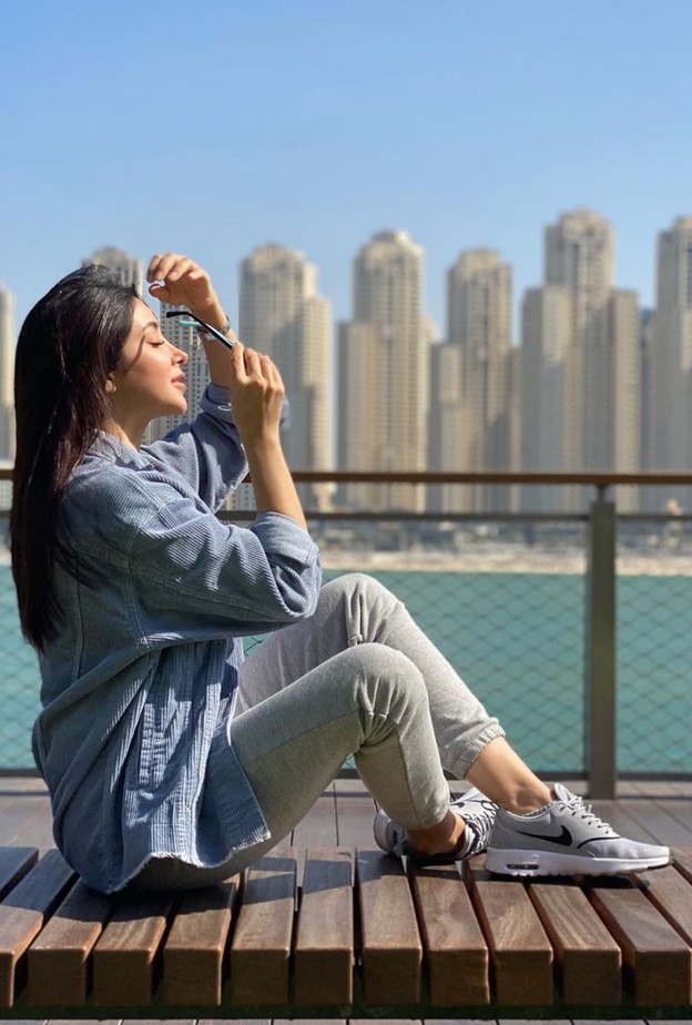 اطلالات رياضية مريحة وعصرية مستوحاة من اطلالات اسيل عمران