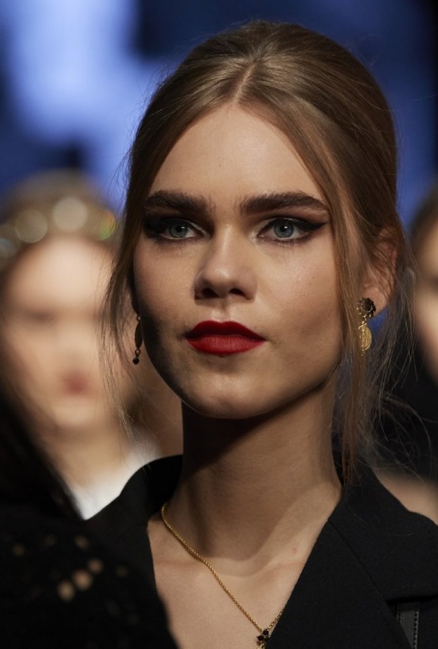 طريقة رسم الايلاينر حسب شكل العين ودمجه مع الظلال كالمحترفين من Dolce & Gabbana