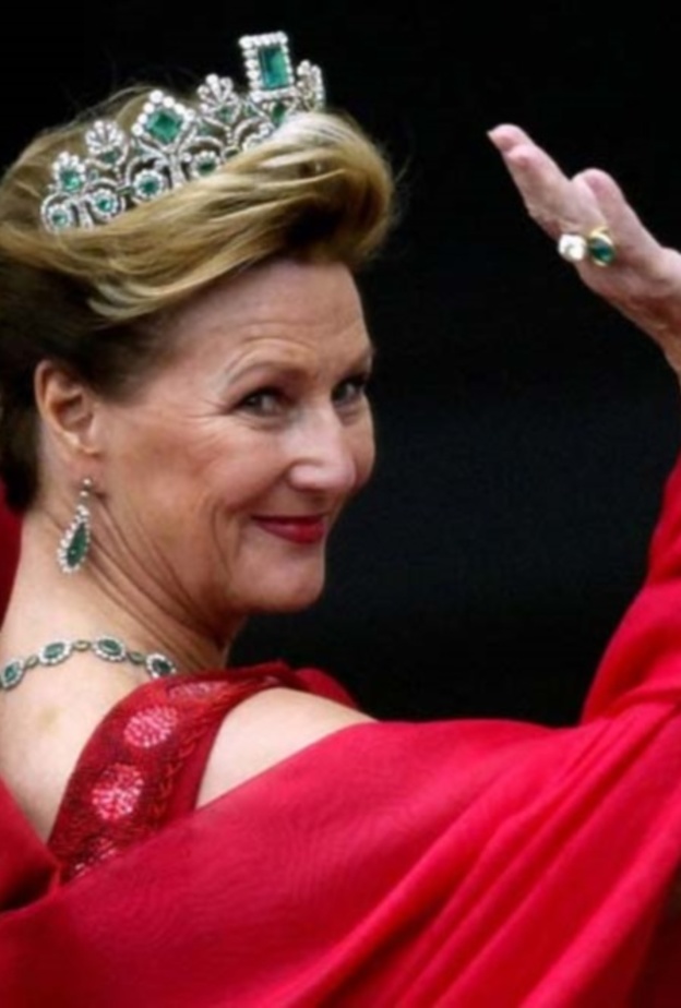 من فرنسا إلى النرويج.. قصة أكبر تاج من الزمرد تملكة العائلة المالكة النرويجية