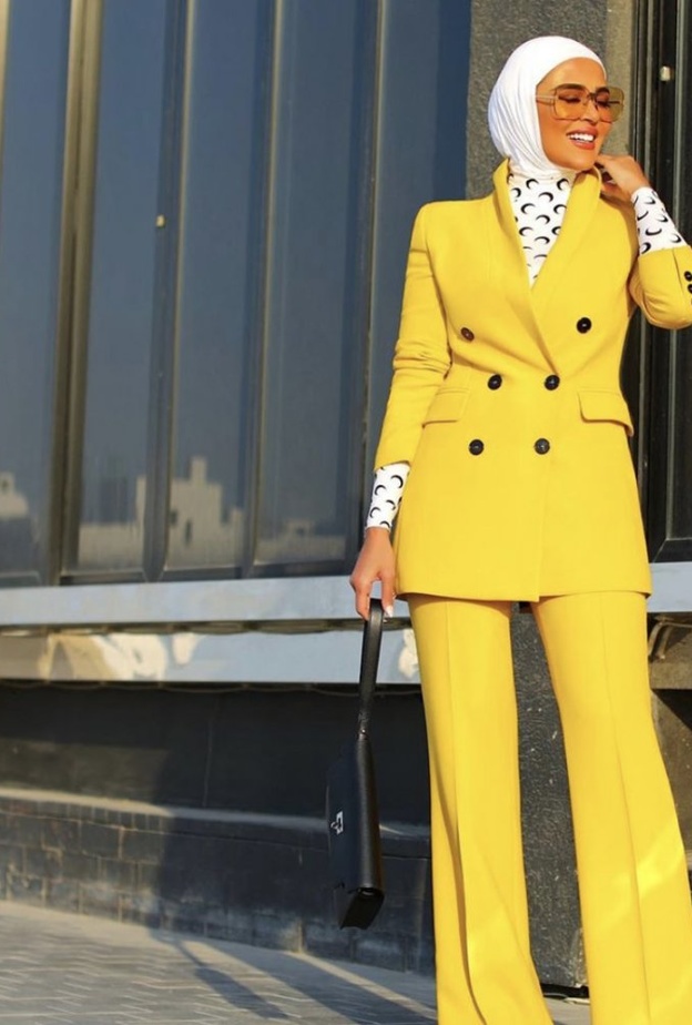  لوك جريء في بدلة باللون الأصفر اعتمدته مرمر