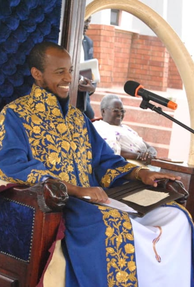 في ذكرى تتويجه.. من هو أويو نيمبا أصغر ملك في العالم؟