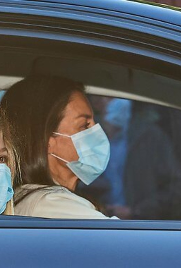 الملكة ليتيزيا رافقت ابنتيها إلى المدرسة