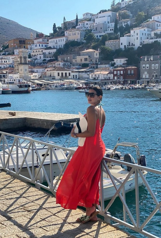 صور احدث اطلالات ياسمين صبري بالفساتين الحمراء العصرية على الشاطئ