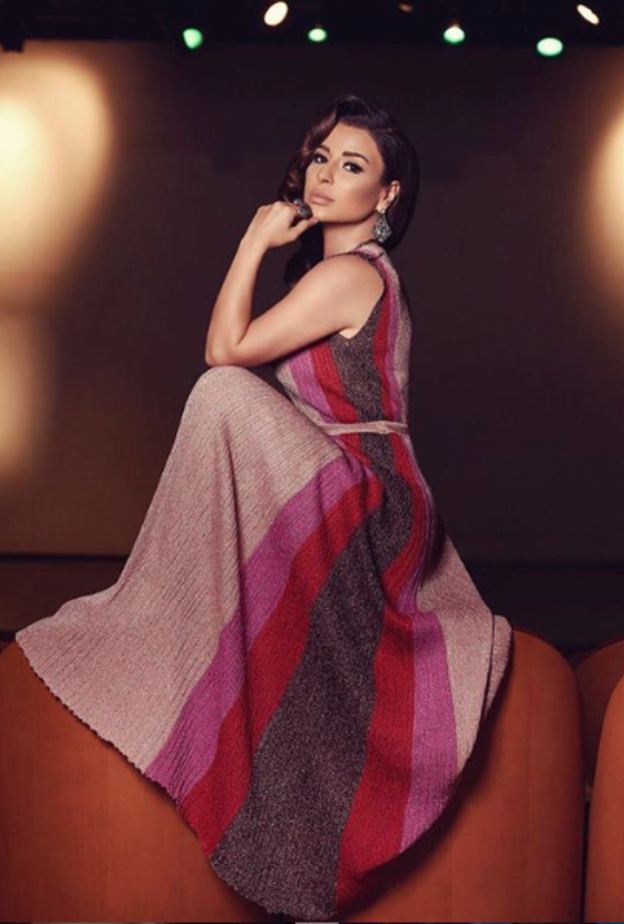  نقشة الخطوط العريضة بألوان متناغمة وأنيقة باطلالة راقية بفستان السهرة بالقصة البسيطة