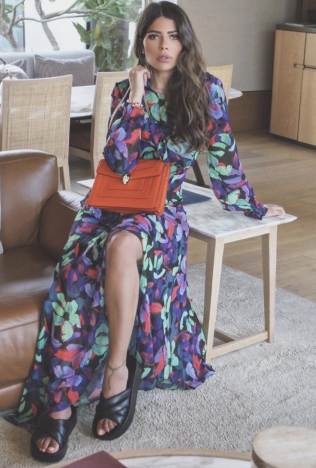 فساتين صيفية واسعة بنقشة الكارو اختارته العود بدر