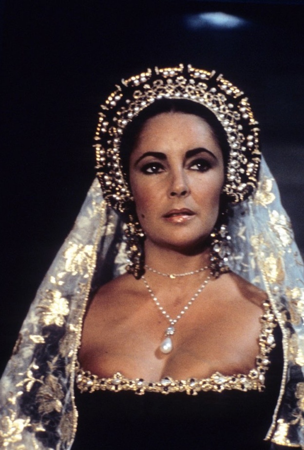 مجوهرات اليزابيث تايلور في فيلم Anne Of The Thousand Days