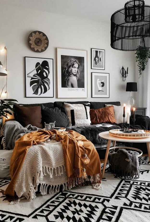  الوسائد بأقمشة دافئة تعطي ديكور غرفة المعيشة طابع خريفي