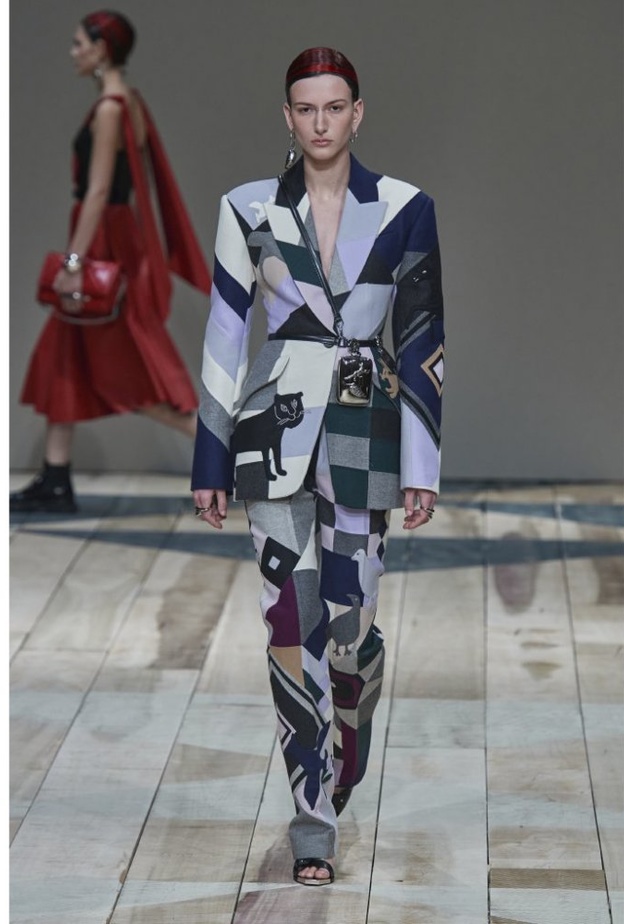  احدث موديلات بدلات رسمية نسائية من Alexander McQueen